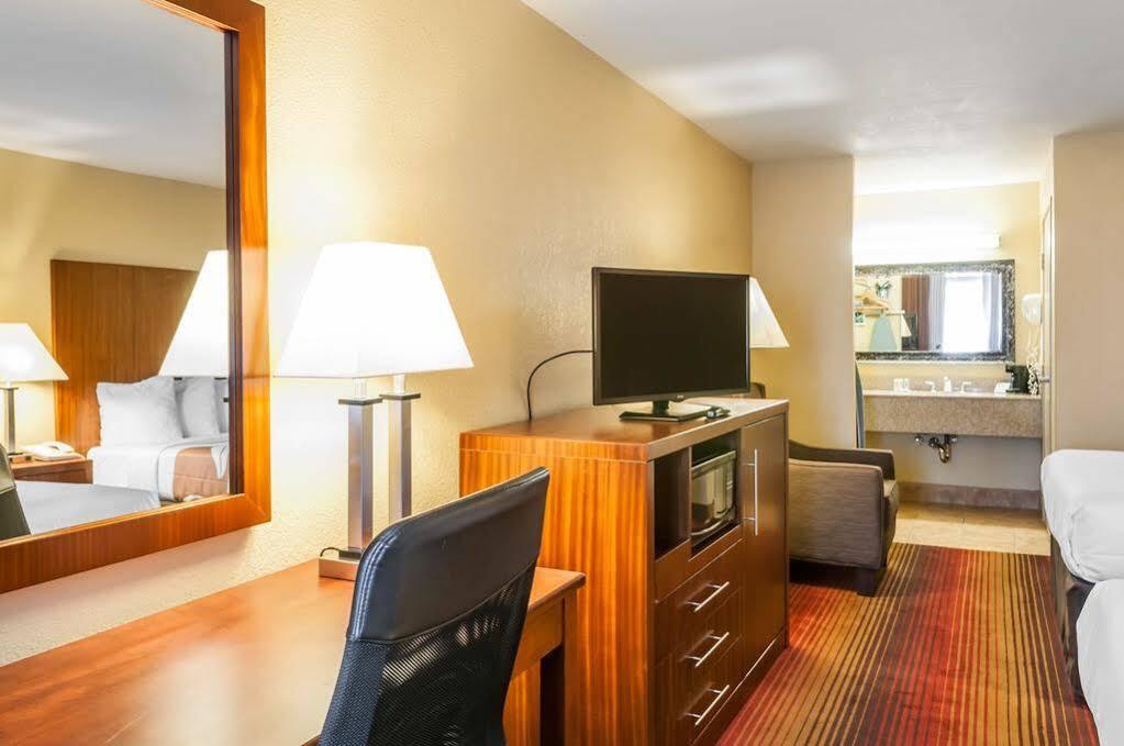 Quality Inn & Suites Albuquerque West Buitenkant foto